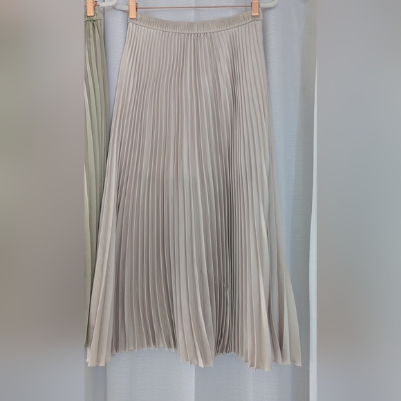 Abercrombie & Fitch Satin Pleated Midi Skirt Bundle Small - Picture 3 of 6